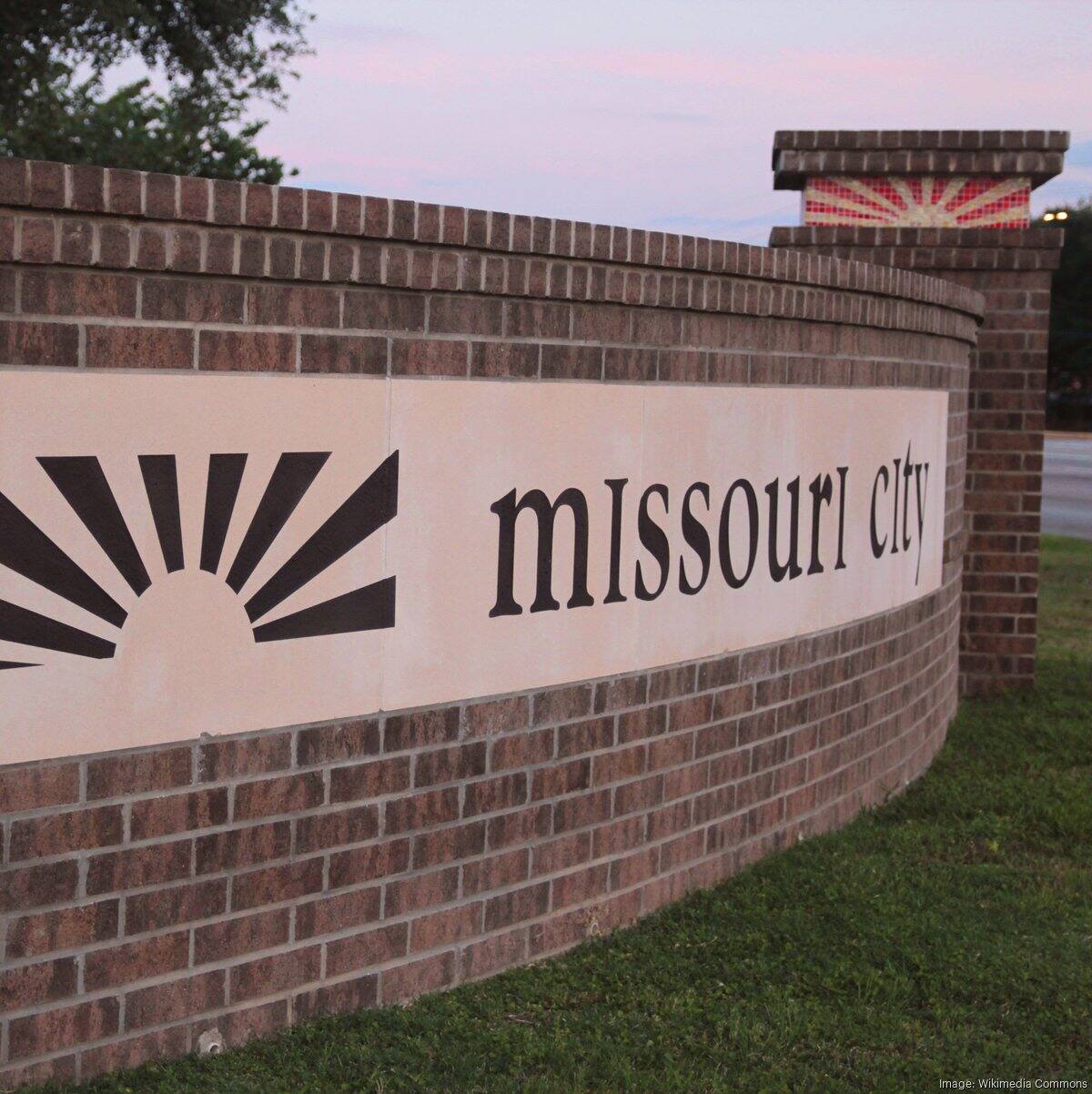 Missouri City entrance sign at dusk